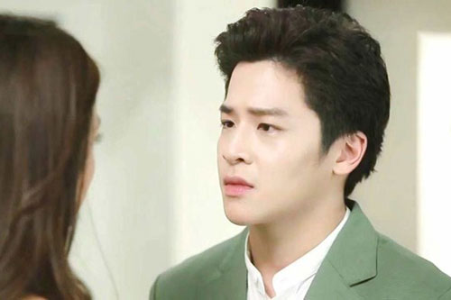 Người yêu biết tôi bị buồng trứng đa nang liền kiếm cớ chia tay, 3 năm sau gặp lại anh ta "hóa đá" khi thấy tôi tay dắt con, tay đỡ bụng bầu