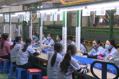 Tạm ngừng công việc do COVID-19 có được nhận lương?