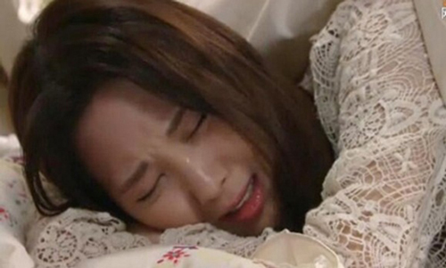 Đêm tân hôn, thấy điện thoại tôi có tin nhắn, vợ tranh đọc rồi khóc lóc cả đêm