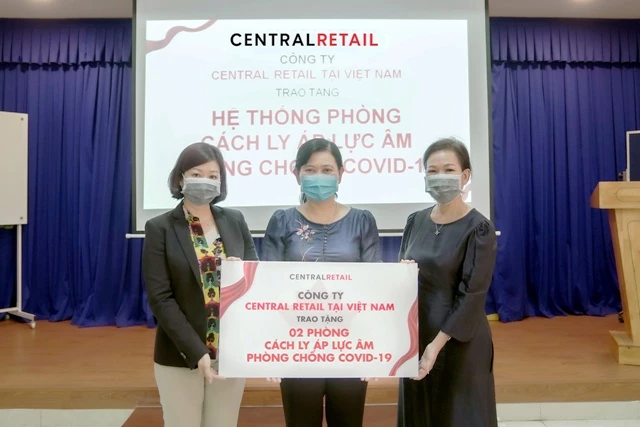 Đại diện Sở Y Tế Tp. Hồ Chí Minh (giữa) nhận trao tặng 02 phòng cách ly áp lực âm từ Central Retail, và sẽ được trao cho Bệnh viện Huyện Cần Giờ, chuyên điều trị cho bệnh nhân bị nhiễm SARS-CoV-2
