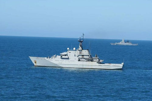 Đang lo chống COVID-19, Hải quân Anh "sốt vó" khi 7 chiến hạm Nga bất ngờ xuất hiện ngoài khơi