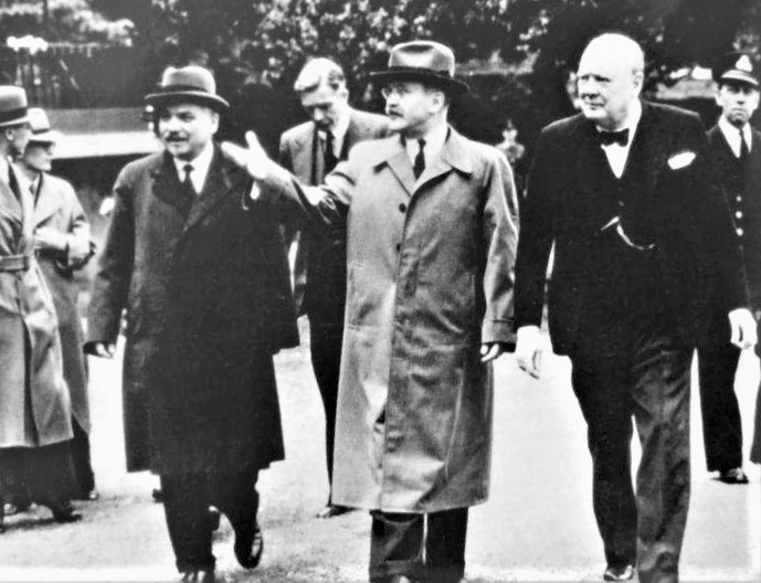 Dân ủy Molotov cùng Đại sứ Liên Xô và Thủ tướng Anh Winston Churchill trong vườn tại Dinh Thủ tướng Anh (1942); Nguồn: topwar