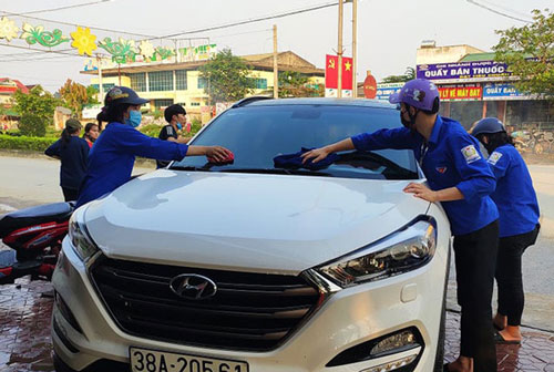 Hà Tĩnh:  Đoàn viên miền núi rửa xe gây quỹ mua khẩu trang phát cho người dân