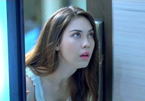 Đang ngủ thì thấy chồng bỗng nhiên 'biến mất', tôi sững sờ bắt gặp anh làm việc lén lút trên sofa