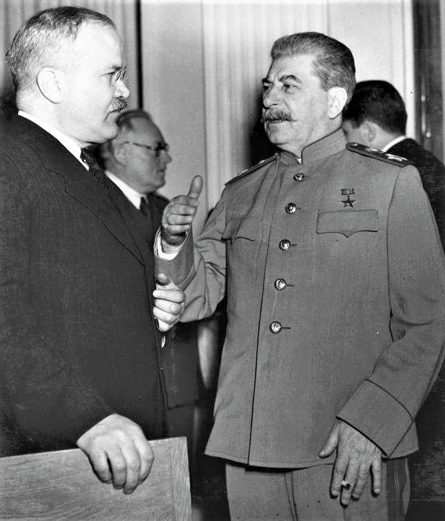 Nhà lãnh đạo Liên Xô Stalin trò chuyện với Bộ trưởng Ngoại giao Liên Xô Molotov (1945); Nguồn: topwar