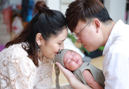 Hé lộ thêm loạt ảnh của Sỹ Luân và bạn gái bên con đầu lòng