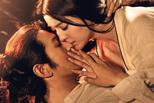 Ông vua sẵn sàng đổi luật lệ để biến mẹ kế thành phi tần của mình