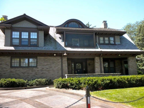 Buffett đã ở trong căn nhà khiêm tốn ở Omaha, Nebraska (Mỹ) suốt từ năm 1958 tới nay. Căn nhà được mua với giá 31.500 USD, tương đương 274.357 USD hiện nay, chỉ bằng 0,0003% tổng tài sản của ông. Tính đến năm 2017, ngôi nhà ước tính trị giá 652.619 USD. Ảnh: Wikipedia.