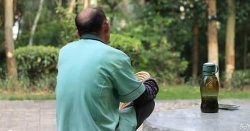 Kết hôn với cụ ông 65 tuổi, cô gái trẻ khiến con trai của chồng vừa nhìn thấy đã "tái mặt"