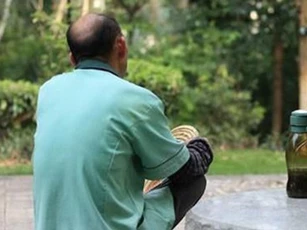 Kết hôn với cụ ông 65 tuổi, cô gái trẻ khiến con trai của chồng vừa nhìn thấy đã "tái mặt"
