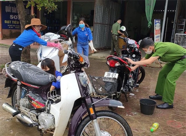 Đoàn viên miền núi rửa xe gây quỹ mua khẩu trang phát cho người dân - 1