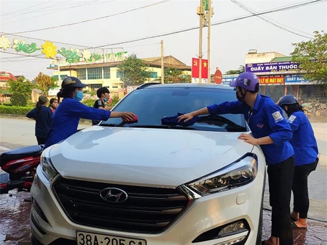 Đoàn viên miền núi rửa xe gây quỹ mua khẩu trang phát cho người dân - 2