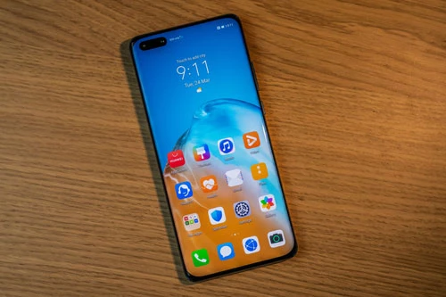 Huawei P40 được trang bị tấm nền màn hình OLED. P40 có kích thước 6,1 inch, độ phân giải Full HD Plus (2.340x1.080 pixel), mật độ điểm ảnh 422 ppi, chia theo tỷ lệ 19,5:9. 