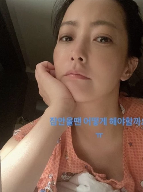 Kim Hee Sun khoe mặt mộc, chứng minh đẳng cấp 'quốc bảo nhan sắc' xứ Hàn vì đẹp chẳng kém khi 'họa mặt' 1