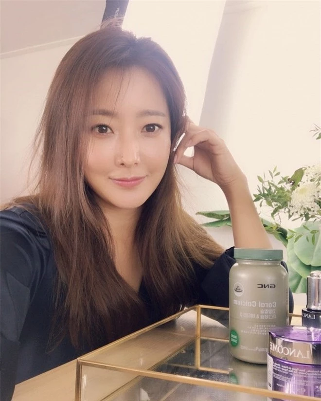 Kim Hee Sun khoe mặt mộc, chứng minh đẳng cấp 'quốc bảo nhan sắc' xứ Hàn vì đẹp chẳng kém khi 'họa mặt' 5