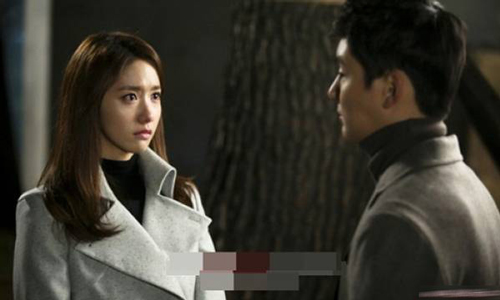 Nhìn thấy chồng "mắt la mày lém" vào nhà cô hàng xóm, tôi đi theo rồi "điếng người" khi chứng kiến cảnh đó