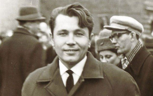 Ly kỳ chuyện bác sĩ tự phẫu thuật cho mình qua gương