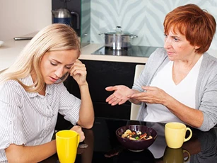 Cuộc sống 'ngột ngạt' khi mẹ chồng chưa bao giờ hài lòng về con dâu