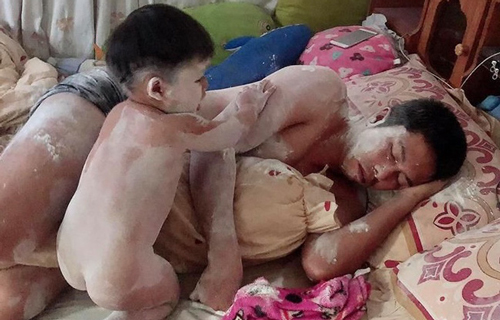 Được vợ giao trông con nhưng lại ngủ quên, khi tỉnh dậy ông bố mới "khóc ròng"