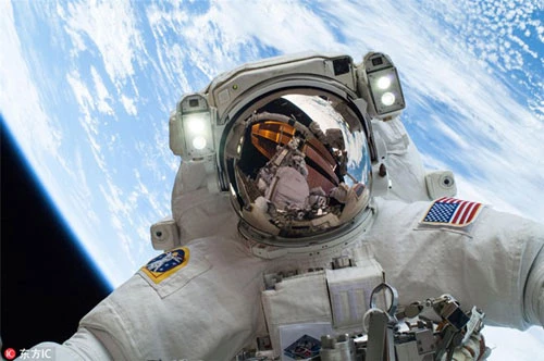 Chụp hình selfie: Nhà du hành Mike Hopkins, đang chụp tự sướng khi đi bộ trong không gian ngày 27/12/2013. 
