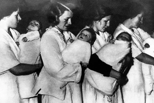 Các y tá chăm sóc những đứa trẻ “Aryan thuần chủng” ở Meckenburg, Đức.