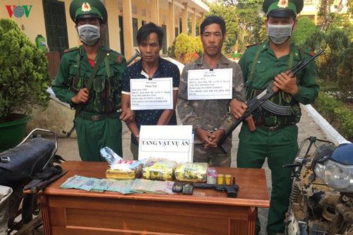 Kon Tum: Bắt 2 đối tượng vận chuyển ma túy đá và mang theo súng