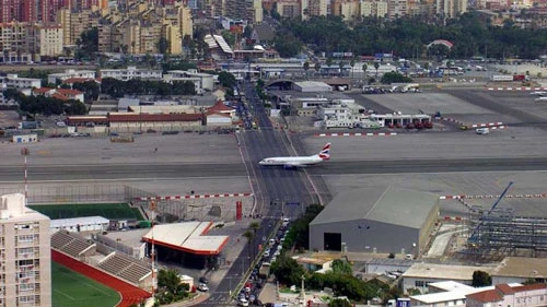 Những bức ảnh hiếm thấy gây ngạc nhiên - 1 Sân bay quốc tế Gibraltar với đường bay bị cắt ngang bởi một con đường