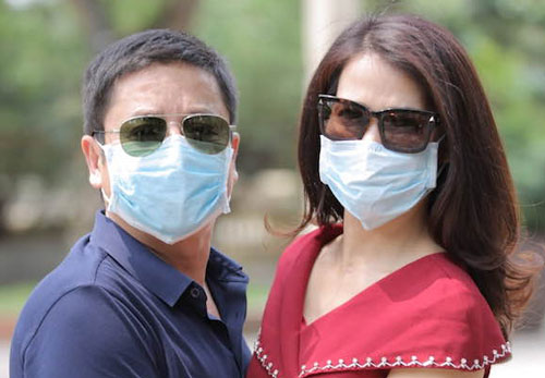 NS&#x1AF;T Ch&#xED; Trung khoe &#x1EA3;nh b&#x1ECB;t kh&#x1EA9;u trang &#x111;i b&#x1ED9; t&#xEC;nh t&#x1EE9; c&#xF9;ng b&#x1EA1;n g&#xE1;i k&#xE9;m tu&#x1ED5;i