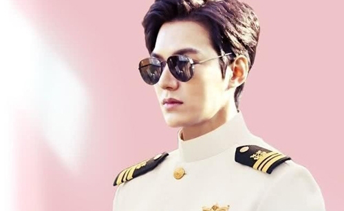 Lee Min Ho mặc quân phục quay phim