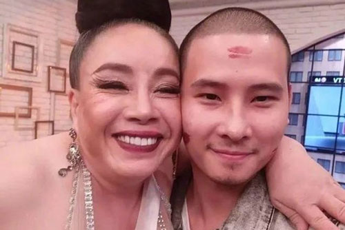 Sự thay đổi "chóng mặt" của nữ đại gia U60 lấy 14 chồng trẻ để được đáp ứng nhu cầu "chăn gối"