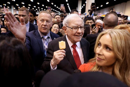 Warren Buffett là tỷ phú giàu thứ 3 thế giới, ông được Forbes vinh danh là nhà đầu tư thành công nhất mọi thời đại và đang sở hữu khối tài sản gần 90 tỷ USD. Suốt hơn 60 năm qua, dù tài sản liên tục tăng lên, vị tỷ phú này vẫn không đổi nhà. Ảnh: Reuters.