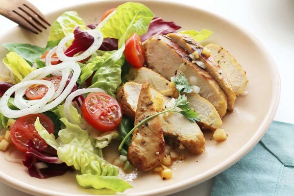 Bí quyết làm salad ức gà cho người muốn giảm cân
