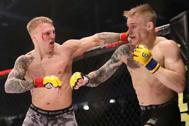 Võ sĩ xứ Wales ra đòn liên hoàn khiến đối thủ gục ngã