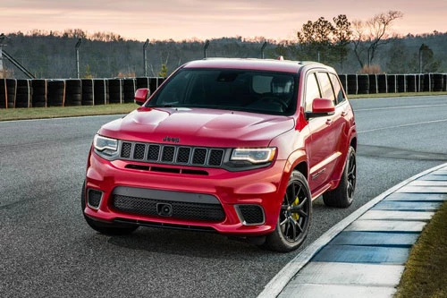 1. Jeep Grand Cherokee Trackhawk. Sức mạnh của Grand Cherokee Trackhawk đến từ động cơ Hemi V8 siêu nạp với dung tích 6,2 lít. Động cơ này sản sinh công suất tối đa 707 mã lực, mô-men xoắn cực đại 875 Nm. Thời gian tăng tốc từ 0-100 km/h trong 3,5 giây, vận tốc tối đa 290 km/h.