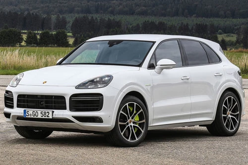 2. Porsche Cayenne Turbo S E-Hybrid. “Trái tim” của Cayenne Turbo S E-Hybrid là động cơ V8 tăng áp kép dung tích 4 lít cùng độ cơ hybri. Cả hai cho tổng công suất 670 mã lực và mô-men xoắn 899 Nm. Thời gian tăng tốc từ 0-96 km/h trong 3,6 giây, tốc độ tối đa 295 km/h.