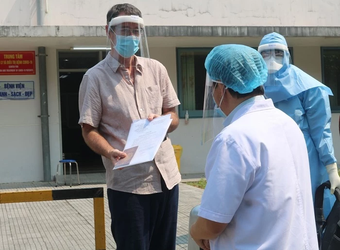 Đại diện Bệnh viện Trung ương Huế trao giấy chứng nhận đủ điều kiện xuất viện cho bệnh nhân nhiễm Covid-19 thứ 33