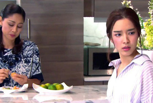 Trong bữa cơm, mẹ tôi mắng chị dâu vì không chịu sinh con nhưng chị ấy "cười trong nước mắt" hỏi lại một câu khiến cả nhà tôi tái mặt