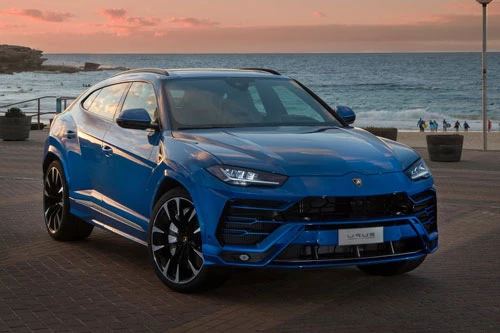 3. Lamborghini Urus. Urus dùng động cơ V8 tăng áp kép dung tích 4 lít cho công suất 641 mã lực và mô-men xoắn 850 Nm. SUV này chỉ mất 3,2 giây để đạt tốc độ 96 km/h, vận tốc tối đa 306 km/h.