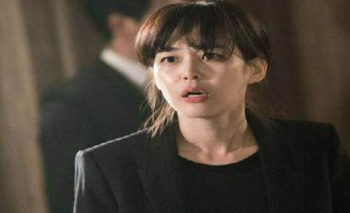 Nửa đêm nghe hàng xóm thất thanh kêu cứu, vợ chạy sang để rồi "chết đứng" khi nhìn thấy chồng đang ôm quần áo che thân