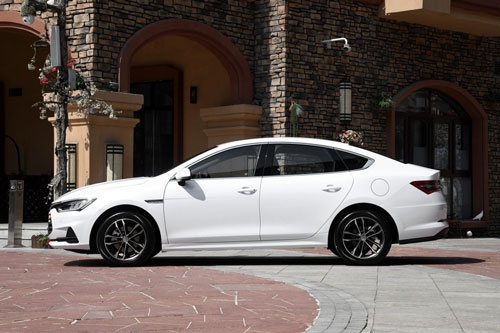 Xe sedan dùng động cơ tăng áp, giá gần 400 triệu