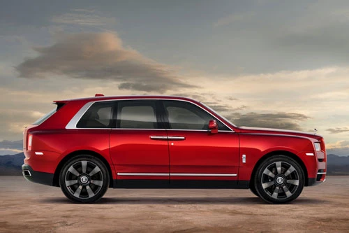 8. Rolls-Royce Cullinan. Khối động cơ V12 tăng áp dung tích 6,7 lít giúp Cullinan có công suất tối đa 600 mã lực và mô-men xoắn 900 Nm. Thời gian tăng tốc từ 0-96 km/h trong gần 5 giây, tốc độ tối đa 250 km/h.