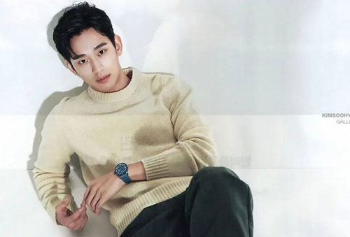 'Cụ giáo' Kim Soo Hyun gây sốt với nhan sắc tuyệt phẩm, diện cả cây hồng phấn vẫn chuẩn men