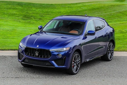 9. Maserati Levante Trofeo. Nhờ được trang bị động cơ V8 tăng áp kép dung tích 3,8 lít nên Levante Trofeo có công suất tối đa 590 mã lực, mô-men xoắn 729 Nm. Thời gian tăng tốc từ 0-96 km/h trong 3,6 giây, tốc độ tối đa 304 km/h.