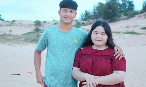 Chuyện tình “gà bông” của "đôi đũa lệch" gây "sốt" mạng xã hội