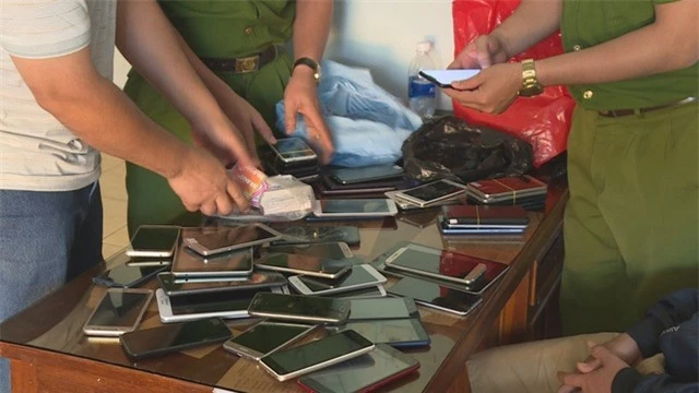 Bắt nhóm “siêu trộm” điện thoại, máy tính trị giá gần 1 tỷ đồng - 2