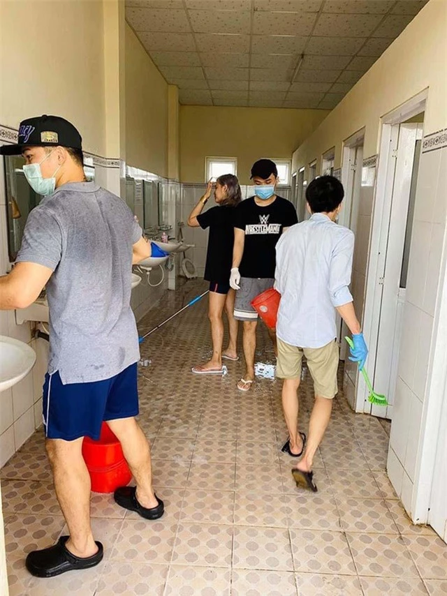 Du học sinh rủ nhau phụ giúp dọn nhà vệ sinh chung của khu cách ly - 3