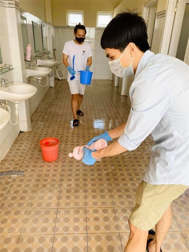Du học sinh rủ nhau phụ giúp dọn nhà vệ sinh chung của khu cách ly - 6