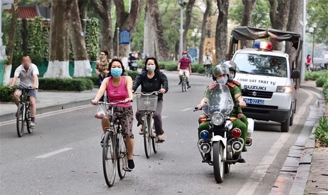 Hà Nội: Đi tập thể dục không đeo khẩu trang, 4 người bị mời lên phường - 2