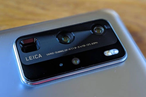 P40 Pro có 4 máy ảnh sau gồm cảm biến chính 50 MP, f/1.9 với khả năng lấy nét theo pha, chống rung quang học. Ống kính tele 12 MP, f/3.4, OIS, zoom quang học 5x. Ống kính góc rộng 40 MP, f/1.8 và cảm biến TOF 3D. Bộ tứ này sử dụng ống kính Leica, trang bị đèn flash LED kép, quay video 4K.