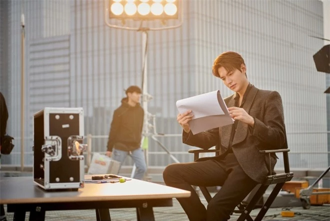 'Quân vương bất diệt' chưa lên sóng, Lee Min Ho đã gây náo loạn với loạt ảnh hậu trường như tạp chí 5